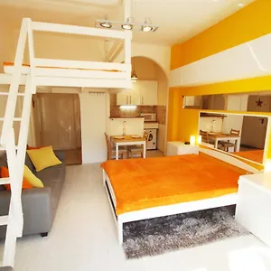 Sunny With Balcony In Party District Apartment Budapest